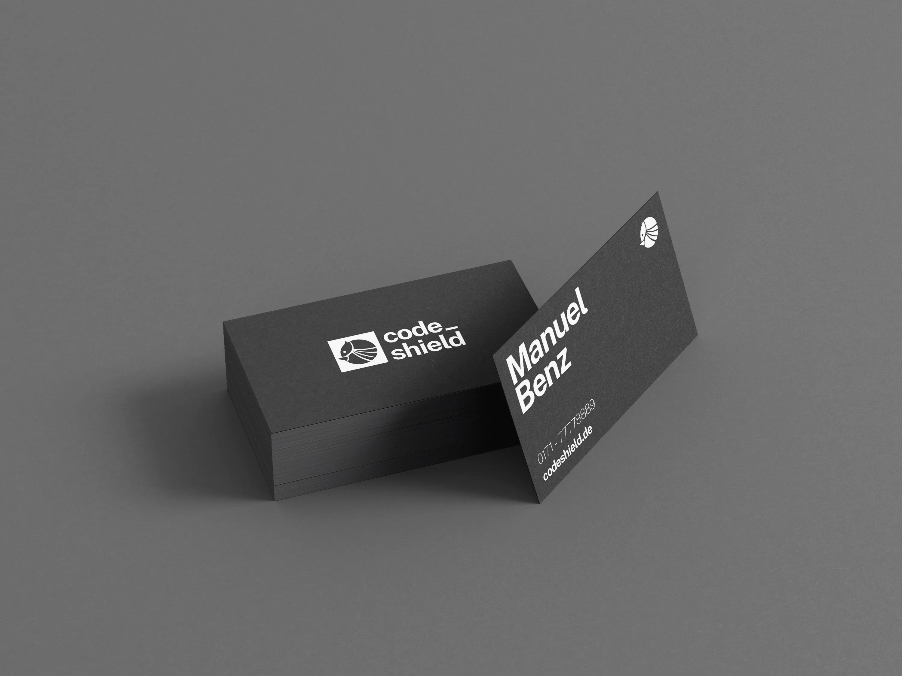 Logo-Mockup auf einer Visitenkarte