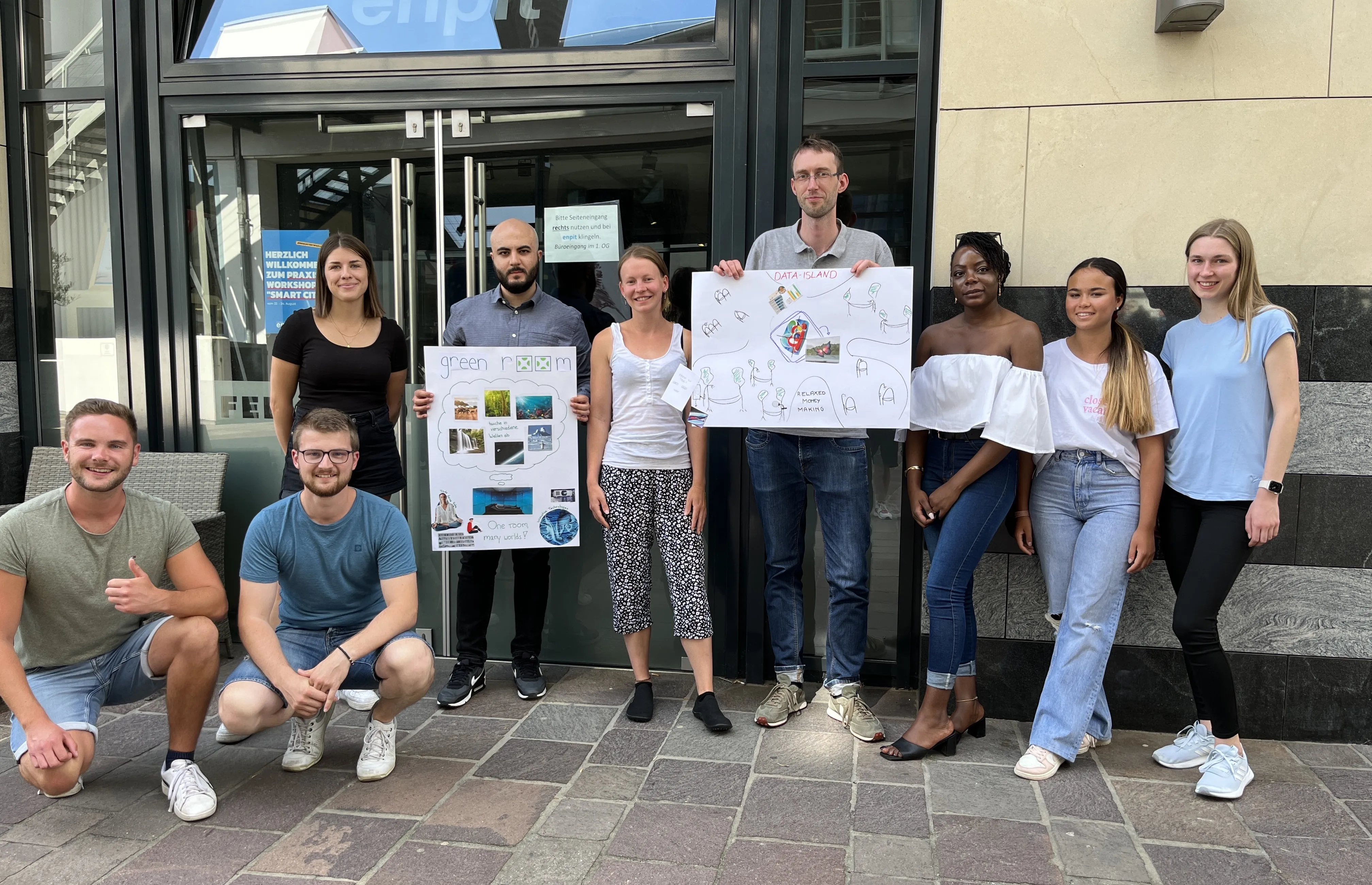 Alle Studierenden, welche am Workshop teilnahmen, präsentieren ihre Produktskizzen vor der Ideenwerkstatt
