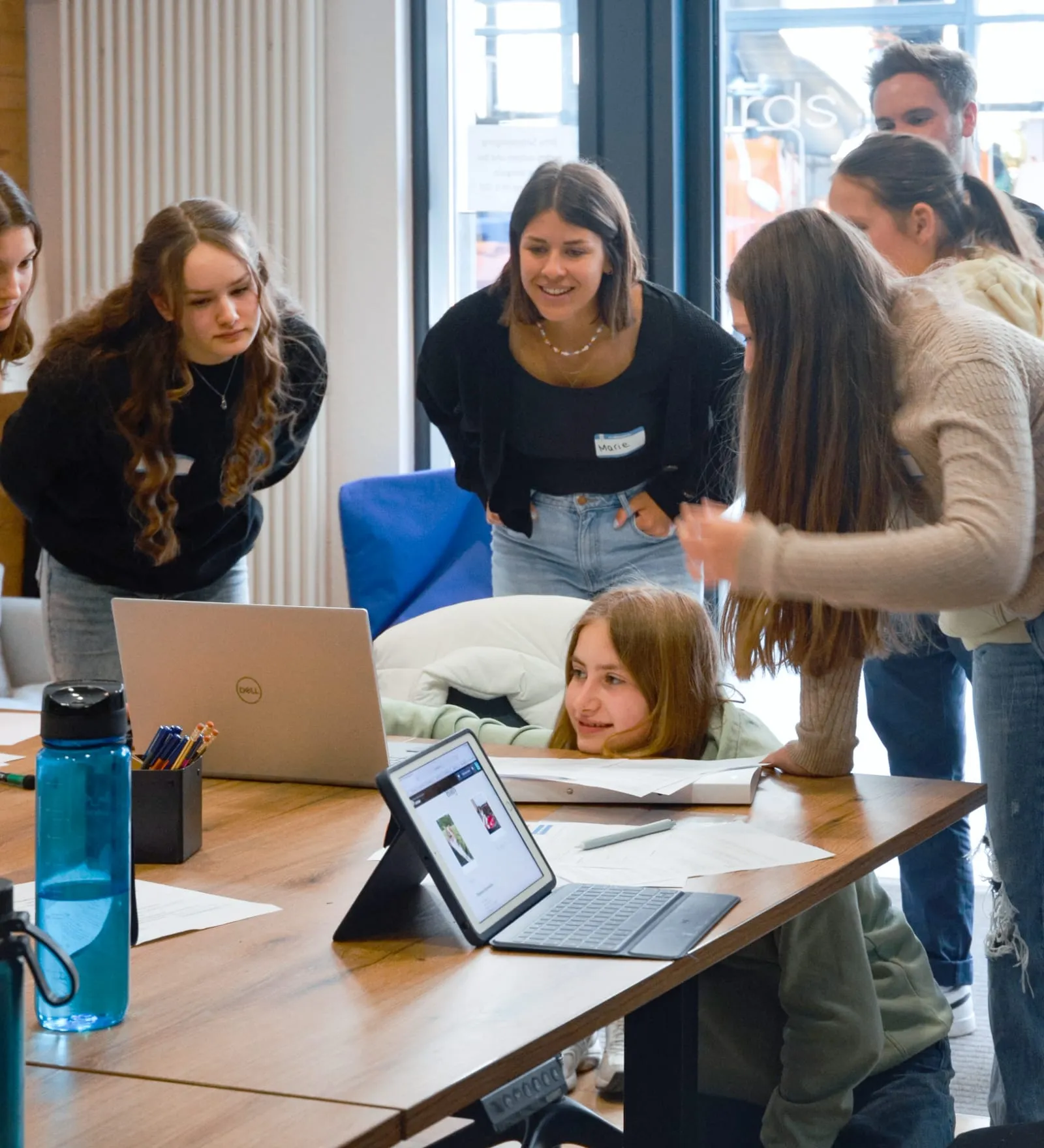 Gruppe von Mädchen präsentiert am Girls Day bei enpit ihre Ergebnisse
