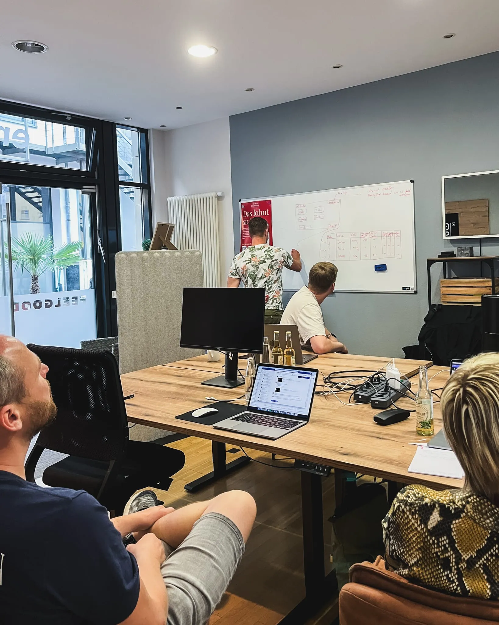 Gruppenarbeit beim Hackathon