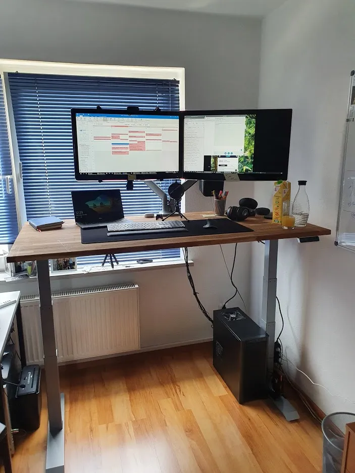 Homeoffice Schreibtisch mit zwei Monitoren