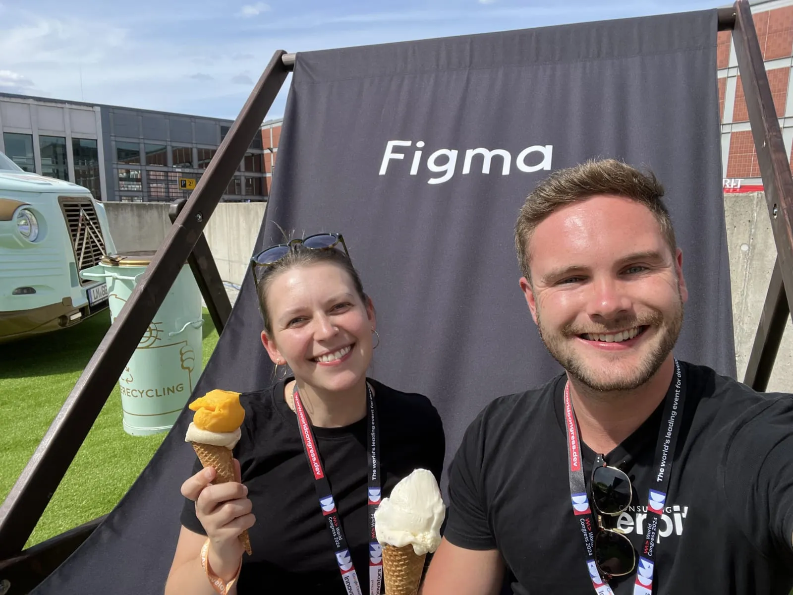 enpit Mitarbeiter:innen Jonas und Alice essen ein Eis zur Mittagspause des WeAreDeveloper Kongress in Berlin