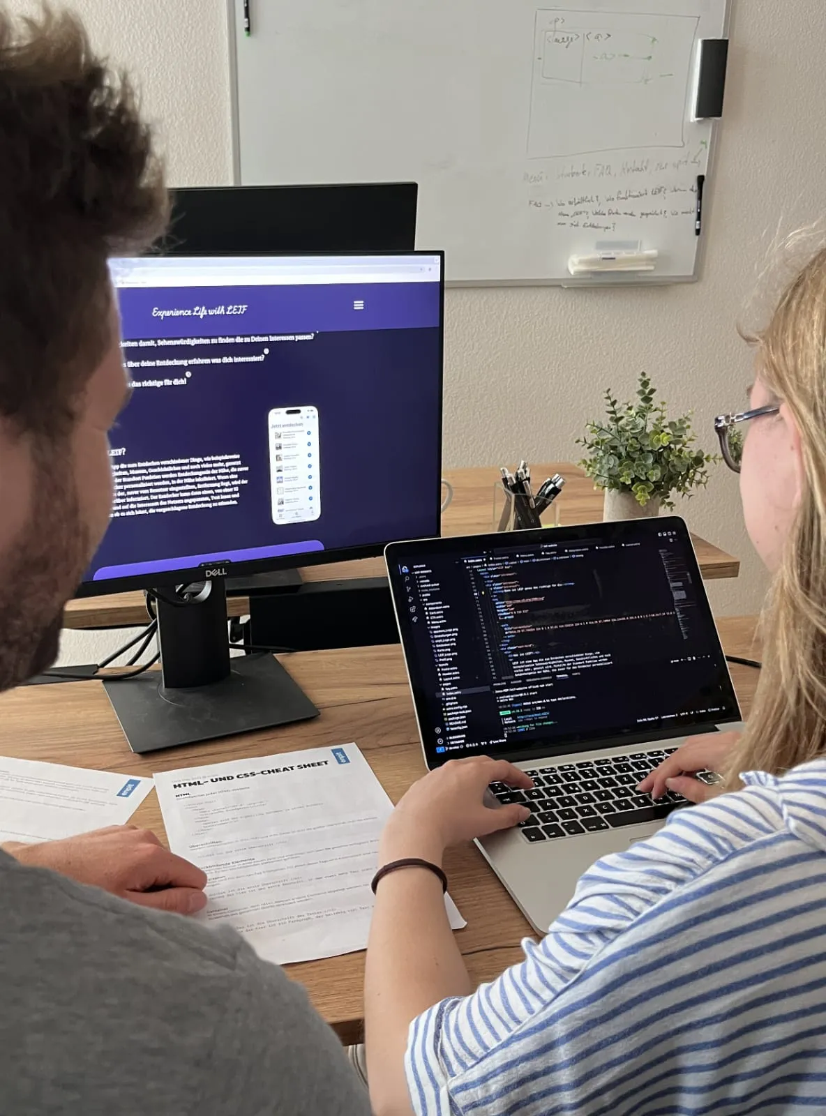 Mädchen sitzt während Ihres Schülerpraktikums bei enpit vor einem Laptop und programmiert eine Webseite mit Visual Studio Code und Astro.js