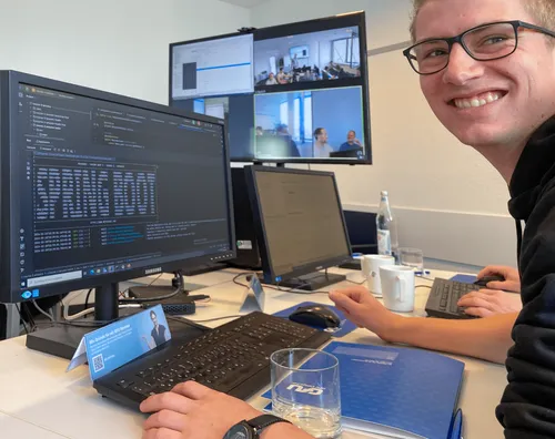 Jens am Schulungs-PC mit einem Spring Boot Schriftzug