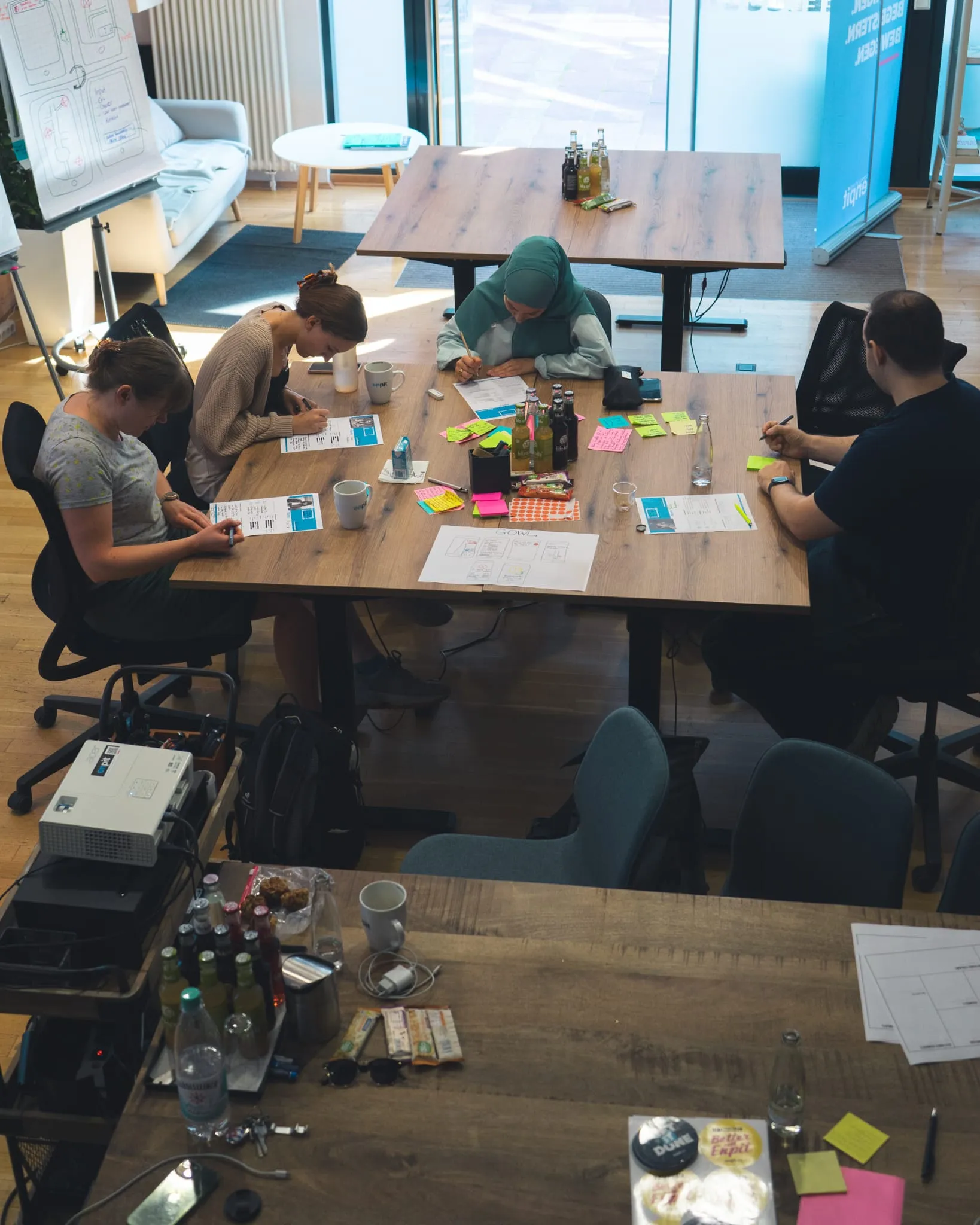 Studierende der Universität Paderborn in einer Arbeitsphase während des Workshops bei enpit
