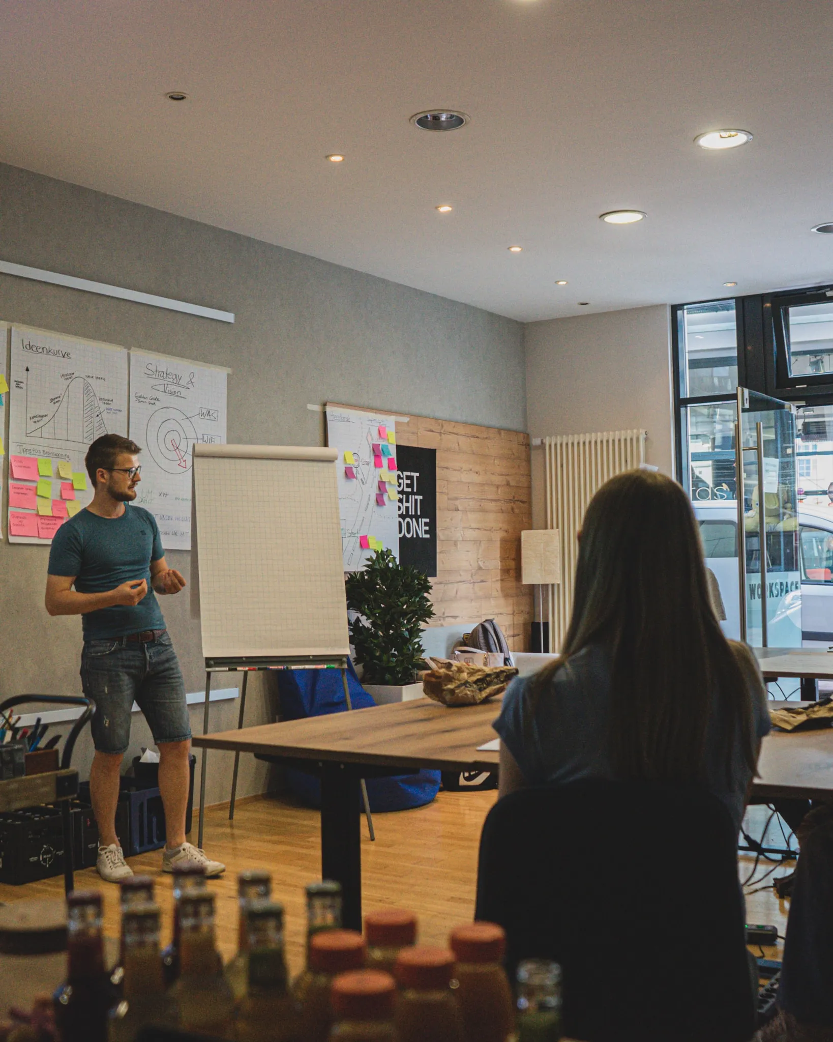 Fabian Voß moderiert den Workshop für Studierende der UPB