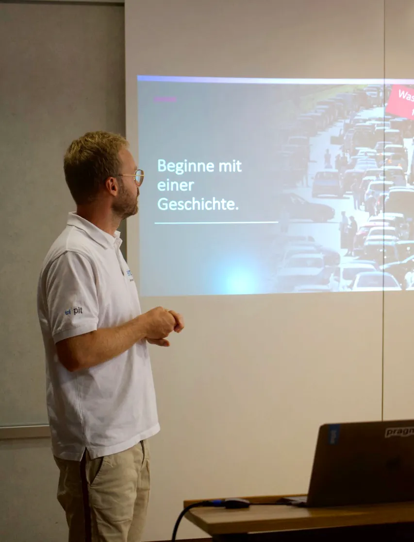 Andreas Koop hält einen Vortrag in der Ideenwerkstatt zum Thema "Wie halte ich einen guten Pitch"