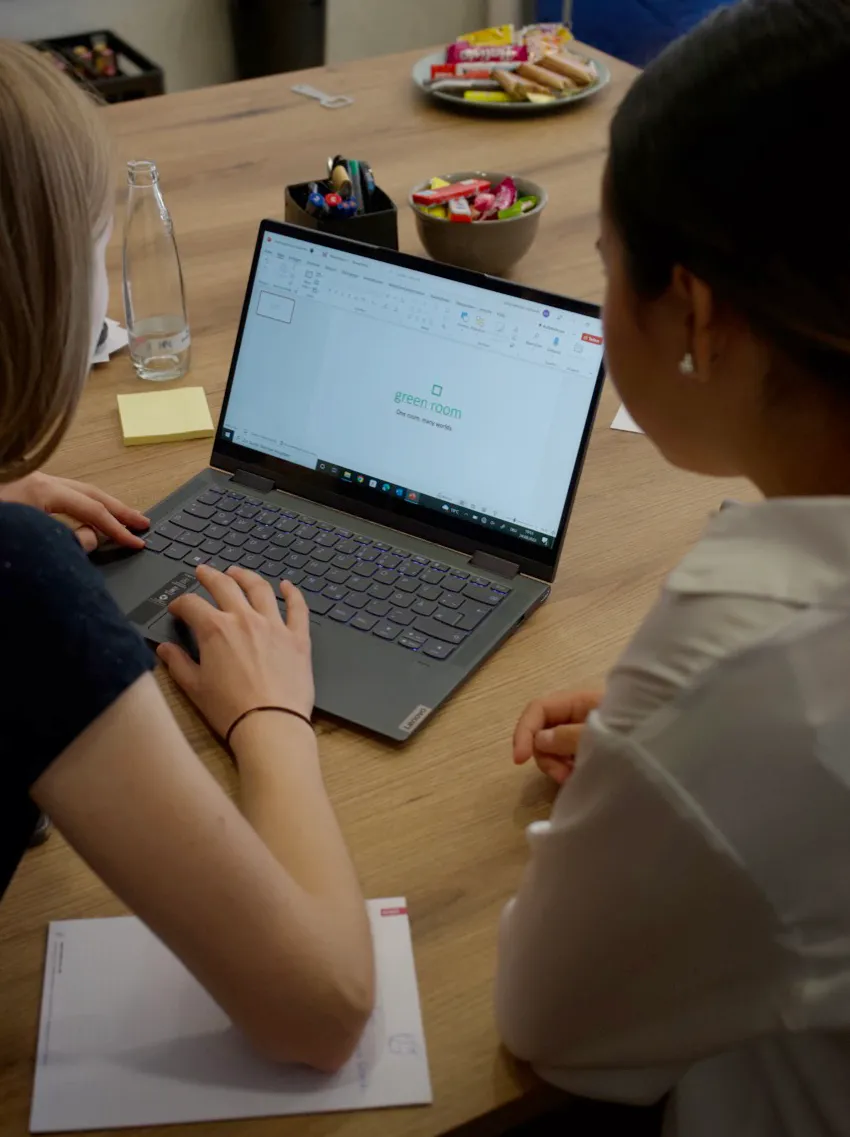 Studierende bereiten eine Präsentation für ihren finalen Pitch in der Paderborner Ideenwerkstatt vor