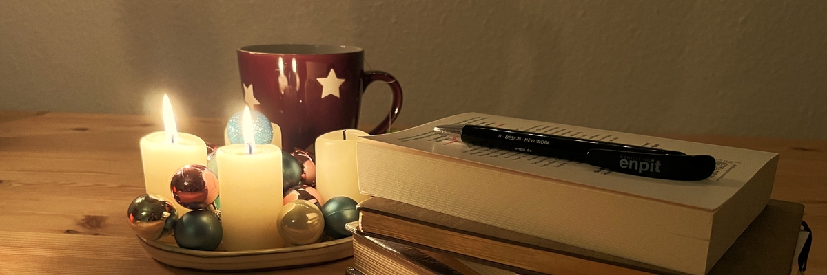 Bücherstapel und Tee bei Kerzenschein zum 2. Advent