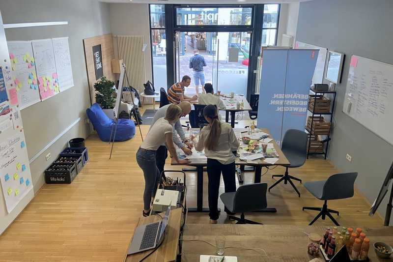 Studierende der Universität Paderborn nehmen am Workshop in der Ideenwerkstatt zur Produktentwicklung in der Smart City teil