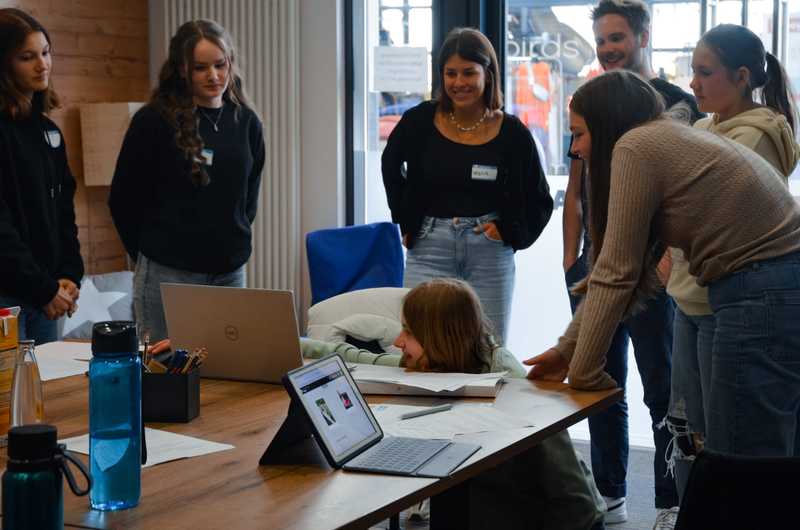 Schülerinnengruppe am girlsday bei enpit